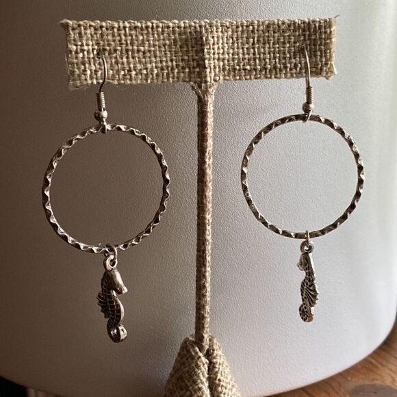 💛 Vintage Silver Tone Seahorse Hook Earrings - Picture 4 of 6